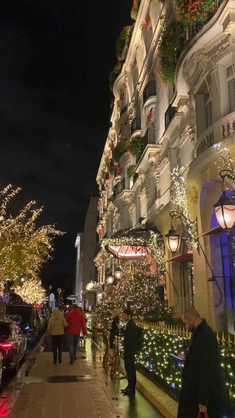 Paris In Christmas, Christmas In Paris Aesthetic, Velodrome Marseille, France Winter, Paris Video, Paris Christmas, Paris Travel Photography, England Aesthetic, New York City Vacation