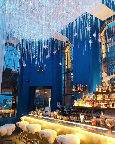 Visit A Stunning Snow Globe In The Sky At Ophelia In Midtown East - Secretnyc Snowy Decor, New York Bucket List, New York Weather, Nyc Rooftop, New York City Vacation, Nyc Christmas, Pop Up Bar, Cocktail Lounge, Holiday Pops