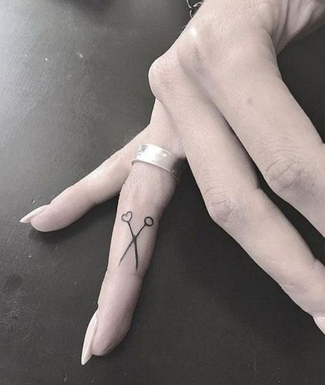 Minimalist Scissor Tattoo on Finger. Sissor Tattoo, Bow Finger Tattoos, Hairdresser Tattoos, Arrow Tattoo Finger, Flower Finger Tattoos, Finger Rose Tattoo, Finger Tattoos For Couples, Tattoo Son, Tiny Finger Tattoos