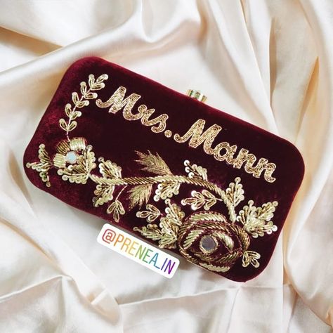 Prenea by Pritika ✌🇮🇳 on Instagram: “Swipe👉 Direct message ✉ to place order #indianstyle #indianfashion #accessories #clutchpurse #onlineshopping #handwork #handcrafted #bling…” Bridal Pouch, Hand Embroidered Name, Ladies Choice, Side Work, Best Crafts, Wedding Money, Diy Wall Art Decor, Velvet Clutch, Handmade Clutch