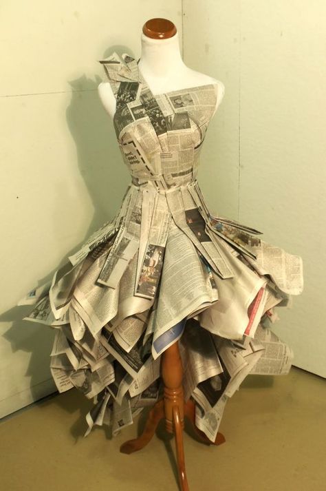 Newspaper Dress Fashion, Newspaper Dress Diy, Newspaper Clothes, Trashion Show Recycled Fashion, Recycled Fashion Clothes, Newspaper Outfit, Goddess Costume Diy, Junk Kouture, Newspaper Fashion