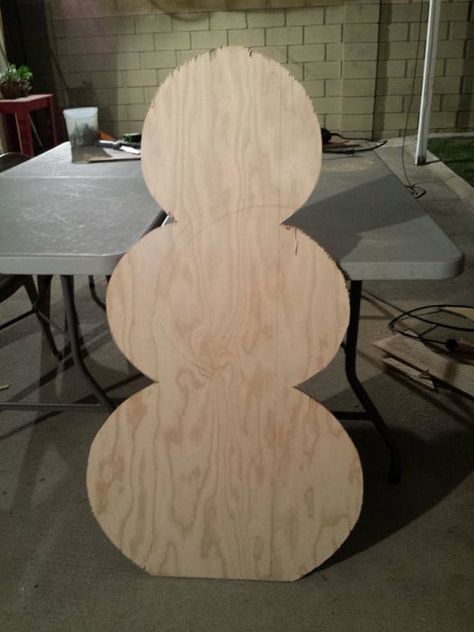 Snowman Crafts Diy Wooden Snowmen, Diy Outdoor Snowman, Wooden Christmas Yard Decorations, Diy Wood Snowman, Pallet Snowman, Outdoor Snowman, Diy Snowman Decorations, Porch Wood, Christmas Diy Wood