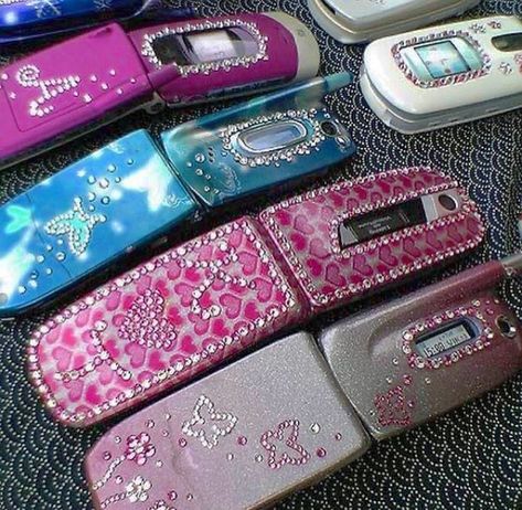 Image about phone in 2000s by Angel Yiyakova on We Heart It Theme Nouvel An, 2000s Phone, Flip Phone Aesthetic, Penelope Garcia, Trashy Y2k, Y2k Vibes, Retro Phone, 2000s Aesthetic, Foto Poses