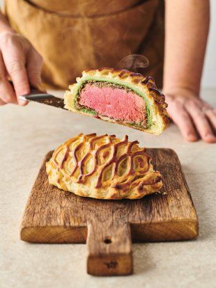 A simpler but equally impressive Beef Wellington for 2 – beautiful, blushing beef with mushroom pâté and spinach pancakes, wrapped up in golden puff pastry. Dinner Ideas For 2, Beef With Mushroom, Panini Recipes Chicken, Dinner Ideas For Two, Spinach Pancakes, Butter Puff Pastry, Quick Dinner Ideas, Beef Wellington Recipe, Chicken Tikka Masala Recipes