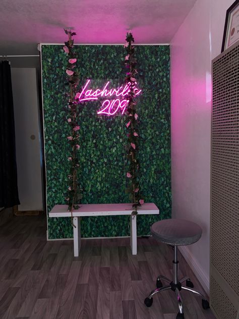 Lashroomdecor Ideas, Funky Lash Room, Ideas Para Decorar Negocios, Lash Bar Ideas Interior Design, Lash Room Inspo Pink, Lashroomdecor Ideas Pink, Wedding Party Sign, Diy Mirror Wall Decor, Diy Mirror Wall