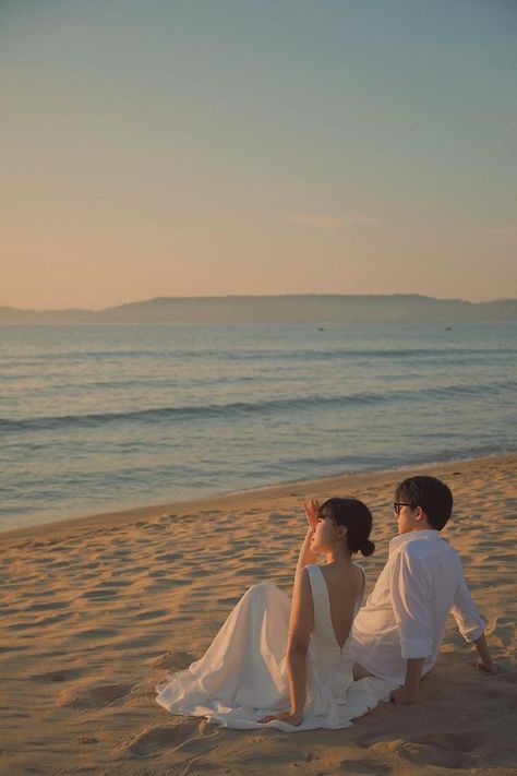 Prewedding Photography Beach, Beach Wedding Pics, Pre Wedding Photoshoot Theme, Pre Wedding Photoshoot Beach, Foto Pertunangan, Couples Beach Photography, Pre Wedding Photoshoot Props, Korean Wedding Photography, Pre Wedding Photoshoot Outfit