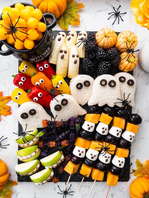 Halloween Snack Board, Veselý Halloween, Fruit Board, Dessert Halloween, Postres Halloween, Kreative Snacks, Spooky Snacks, Halloween Fruit, Halloween Snack