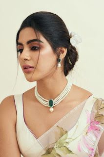 Earrings For Saree, Pearl Necklace Outfit, Floral Organza Saree, Cleavage Hot, Indian Wedding Jewelry Sets, Antique Necklaces Design, Floral Saree, Necklace Outfit, Fancy Jewelry Necklace