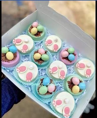 Easter Oreos Covered, Easter Desserts To Sell, Easter Treat Boxes Diy, Easter Dessert Boxes, Easter Sweets Ideas To Sell, Easter Treat Box Ideas, Easter Chocolate Ideas, Easter Treats To Sell, Easter Cakesicles