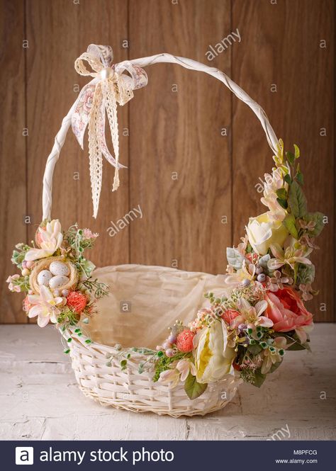 Descargar esta imagen: La cesta de la compra está decorado con flores. Para la decoración interior. Decoración para la celebración de la Pascua. Canasta de Pascua - M8PFCG de la biblioteca de Alamy de millones de fotografías, ilustraciones y vectores de alta resolución. Basket With Flowers, Wedding Gift Hampers, Cane Baskets, Easter Flower Arrangements, Fruit Basket Gift, Fest Temaer, Ribbon Embroidery Kit, Easy Diy Wreaths, Bridal Gift Wrapping Ideas