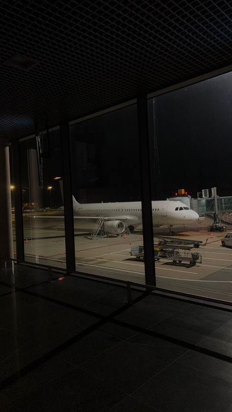 Flight At Night Planes, Nighttime Airport Aesthetic, First Class Flight Aesthetic Night, Traveling Dark Aesthetic, Dark Airplane Aesthetic, Airport Instagram Pictures Posts, Plane Pictures Aesthetic, Airport Wallpaper Aesthetic, Airport Dark Aesthetic