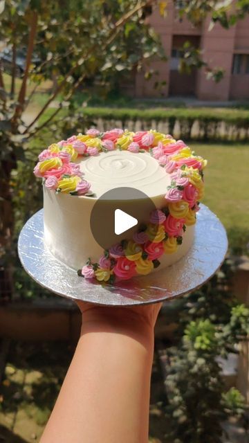 Shilpi Rathor on Instagram: "Pretty Floral Cake.. #cakedesign #reelsindia #reels #insta #instareels #floralcake #cakedesignideas #cakedecorating #instacake" Mothers Day Cake Decorating Ideas, Easy 60th Birthday Cake Ideas, Flower Cakes Ideas, Simple Cake For Mother's Day, Cake Decoration With Strawberries, Mother Day Cake Designs, Mothers Day Cake Designs Simple, Happy Birthday Ideas Decoration, Pretty Mother’s Day Cakes