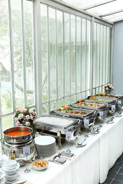 Bufette Ideas, Wedding Buffet Table Decor, Katering Pernikahan, Buffet Table Settings, Wedding Buffet Table, Party Buffet Table, Buffet Set Up, Wedding Buffet Food, Catering Table