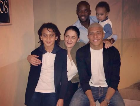 Kylian Mbappe's family - mother Fayza Lamari Handball Players, Escuderias F1, France Soccer, France Football, Soccer Star, Cute Brunette, Celebrity News Gossip, Kylian Mbappe, Soccer Guys