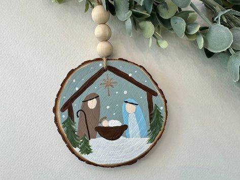 Easy Painted Wooden Ornaments, Christmas Tree Ornaments Wood, Wooden Ornament Painting, Things To Paint And Sell, Paint Wood Ornaments, Diy Painted Wood Ornaments, Painted Christmas Ornaments Wooden, Wooden Painted Ornaments, Wood Ornament Painting Ideas