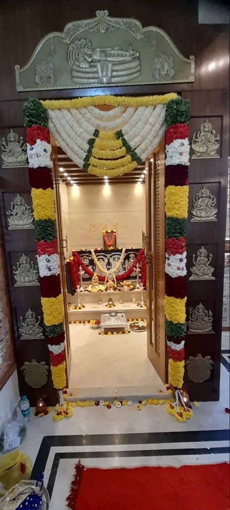 Main Door Decoration For House Warming, House Warming Pooja Decoration, Decoration For House Warming Indian, House Warming Rangoli, House Warming Ceremony Decoration Indian, Silver God Photos For Pooja Room, Main Door Decoration Ideas Indian, Flower Decoration For House Warming, Main Door Flower Decoration Indian