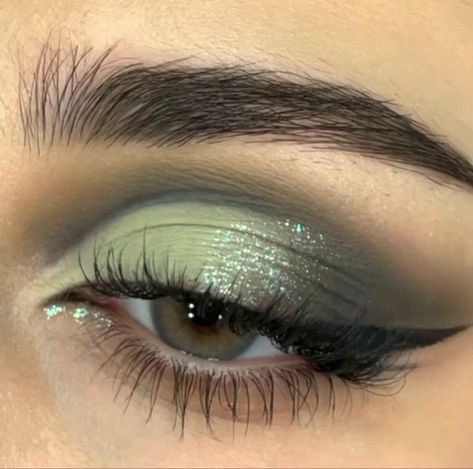 Sage Green Eye Makeup Quince, Sage Eye Makeup, Aesthetic Green Makeup, Sage Green Eye Makeup, Sage Green Makeup Look, Enchanted Forest Makeup, Dark Green Makeup, Eye Makeup Idea, Maquillage On Fleek