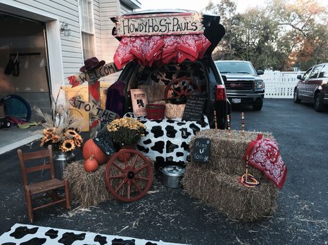 Trunk and treat western theme decoration Trunk And Treat, Trunker Treat Ideas, Barnyard Theme, Trunk Or Treat Ideas, Photo Area, Horses Theme, Harvest Party, Cowboy Theme, Treat Ideas