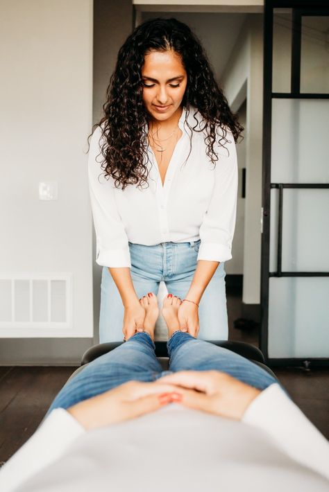 Physical Therapist Headshots, Massage Therapist Professional Photos, Chiropractor Photography, Physical Therapy Branding Photos, Massage Branding Photoshoot, Acupuncture Photoshoot, Physical Therapy Photoshoot, Physio Photography, Chiropractic Branding Photos