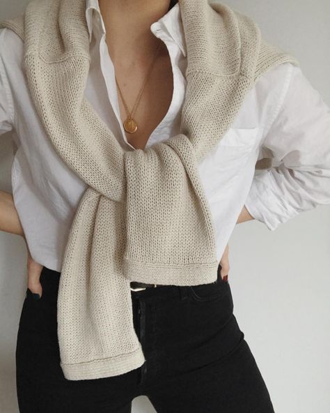 Casual-Chic Fall Outfit Inspiration — Beige Sweater Tied Over the Shoulders, White Shirt, Black Jeans, Coin Necklaces Fashion Aestethic, Coffee Minimalist, Casual Chic Fall Outfits, Casual Chic Fall, Casual Chique Stijl, Look Zara, Pull Beige, Simple Fall Outfits, Product Shoot