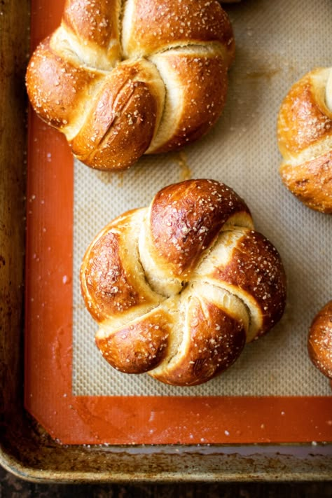 soft pretzel knots with beer cheese - SO MUCH FOOD Bake Pretzels, Bread Pretzels, Pretzel Knots, How To Make Bagels, Beer Pretzels, Pretzel Bread, Baked Pretzels, Soft Pretzel Recipe, So Much Food