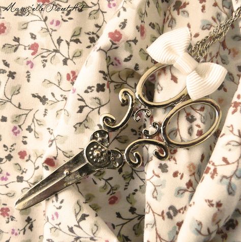 Scissors Aesthetic, Antique Scissors, Toko Fukawa, Dark Kingdom, Embroidery Accessories, Little Miss Perfect, Vintage Scissors, Old Sewing Machines, Sewing Scissors