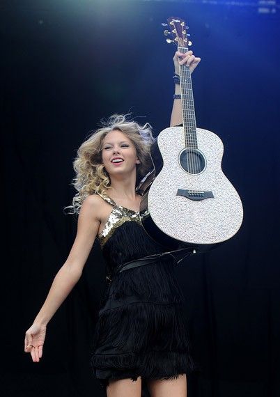 Taylor Swift with glitter guitar Vs Taylor Swift, Fearless Aesthetic, Taylor Swift Country, Fearless Tv, Taylor Swift Guitar, Taylor Swift Fotos, Taylor Swift Images, About Taylor Swift, Fearless Era