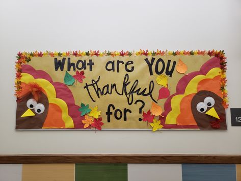 Im Thankful For Bulletin Board, Thanksgiving Preschool Decorations, Easy November Bulletin Boards, Easy Thanksgiving Bulletin Boards, Friendsgiving Bulletin Board, Thanksgiving Wall Decor Classroom, Give Thanks Bulletin Board, November Bulletin Boards For Library, Bulletin Boards For November