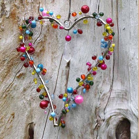 wire and beads wrapped around heart...who knew? Wire Hearts, Juleverksted For Barn, Beaded Hearts, Bead Heart, Wire Ornaments, Wire Heart, Pretty Heart, Beaded Heart, Bijoux Fil Aluminium