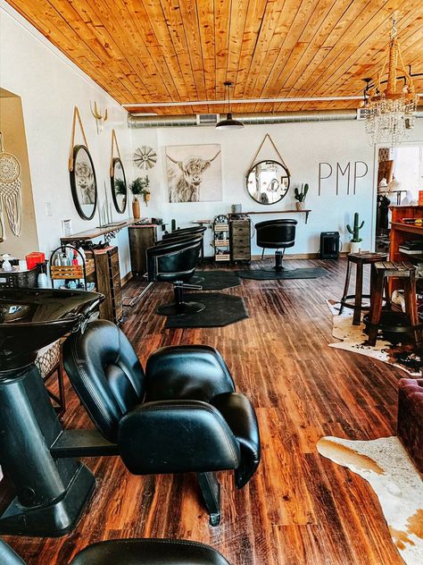 Farmhouse Hair Salon Rustic, Boho Rustic Salon Ideas, Western Themed Hair Salon, Boho Western Salon Decor, Rustic Lash Room Ideas, Small Salon Boutique Ideas, Rustic Beauty Salon Ideas, Boho Barbershop, Western Boho Hair Salon