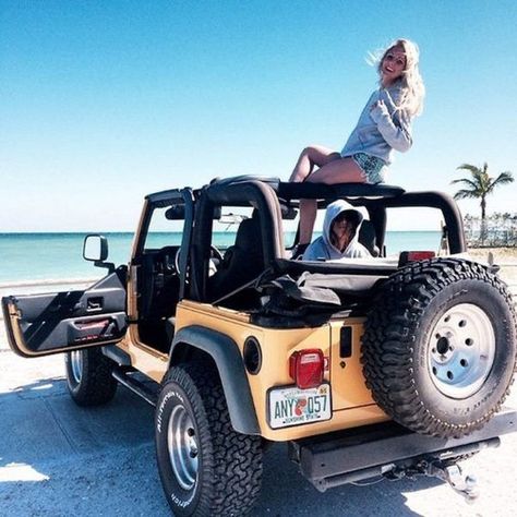 Yellow jeep soft top convertible on beach Auto Jeep, Yellow Jeep, Hors Route, Bmw I3, Dream Cars Jeep, Bmw I8, Jeep Wrangler Tj, Jeep Cars, Jeep Girl