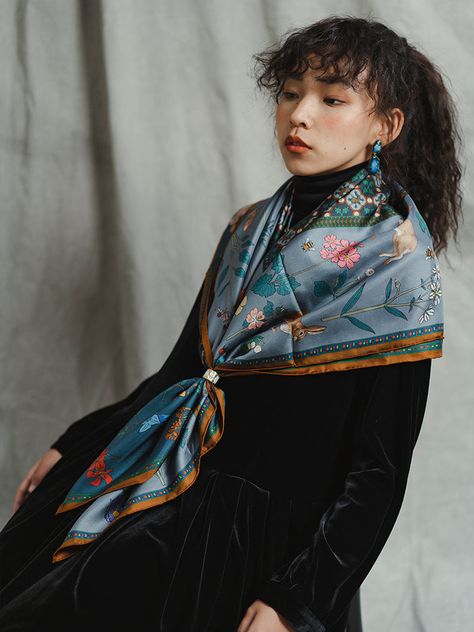 Silk Scarf Accessory, Large Silk Scarf Outfit, Vintage Scarf Outfit, Satin Scarf Outfit, Square Scarf Outfit, Silk Scarf Styling, Scarf Outfit Ideas, Styling Scarves, Silk Scarf Outfit