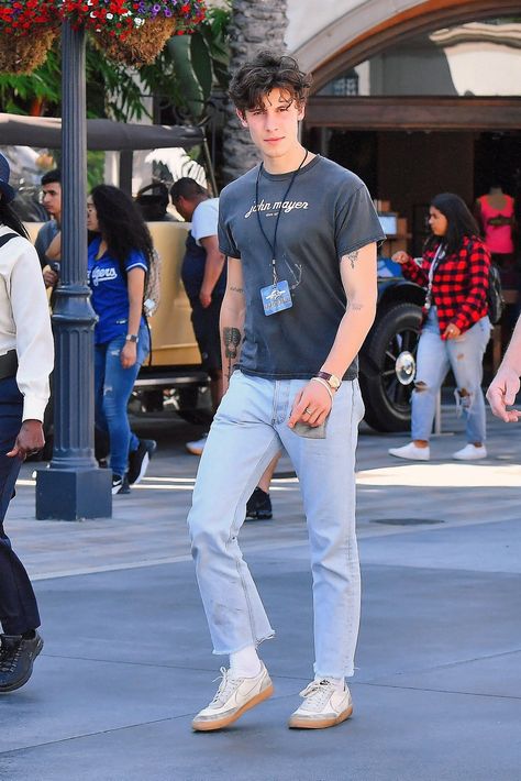 Sean Mendes, Men Aesthetic Outfits, Universal Hollywood, Cameron Alexander Dallas, Hollywood Studio, Jenner Outfits, Levis 501, Shawn Mendes, Aesthetic Outfits