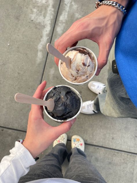 Guy Baking Aesthetic, Date Ideas Out, Cute Aesthetic Dates, Cute Date Pics, Ice Cream With Boyfriend, Date With Boyfriend Pictures, Cute Date Pictures, Ice Cream Date Couple, Ideas En Pareja