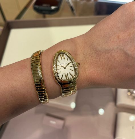 Bulgari Watches Women, Bulgari Serpenti Watch, Serpenti Watch, Bulgari Watch, Green Watch, Pretty Jewelry, Jewelry Lookbook, Tres Chic, Bead Embroidery