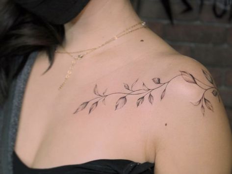 Collarbone And Shoulder Tattoos For Women, Leafy Collar Bone Tattoo, Women Clavicle Tattoo, Collarbone Tattoo Leaves, Vine Tattoos For Women Shoulder, Shoulder Neck Tattoos Women, Tatoos Woman Shoulder, Small Back Shoulder Tattoos For Women, Floral Collarbone Tattoo