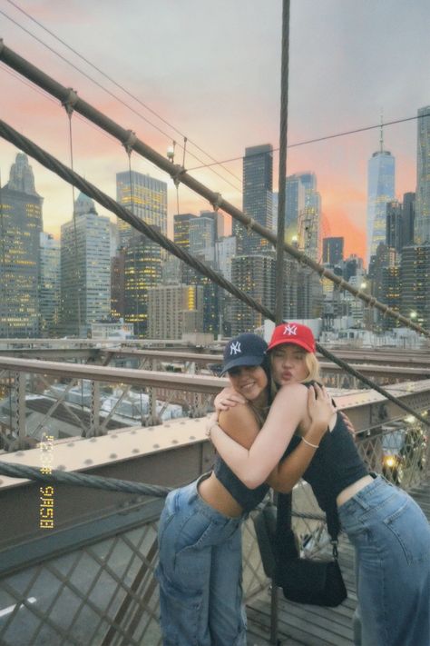 Brooklyn Bridge Pictures, Bridge Pictures, Bridge Photos, Nyc Pics, Chicago Outfit, Aesthetic Poses, Nyc Lifestyle, Nyc Fits, Nyc Baby