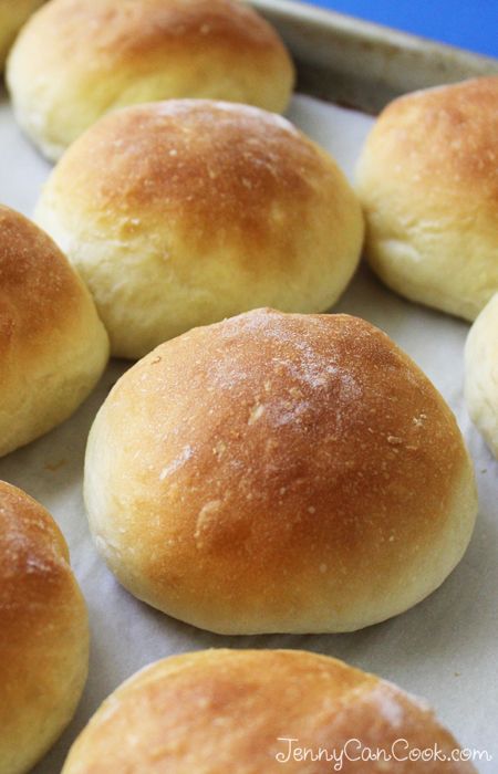 Dinner Rolls recipe from Jenny Jones (JennyCanCook.com) - Fresh whole wheat rolls from scratch in 90 minutes. Yeast Pastries, Jenny Can Cook, Easy Dinner Rolls, Sandwich Buns, Yummy Bread, Homemade English Muffins, Jenny Jones, Sugar Bread, Bread Rolls Recipe