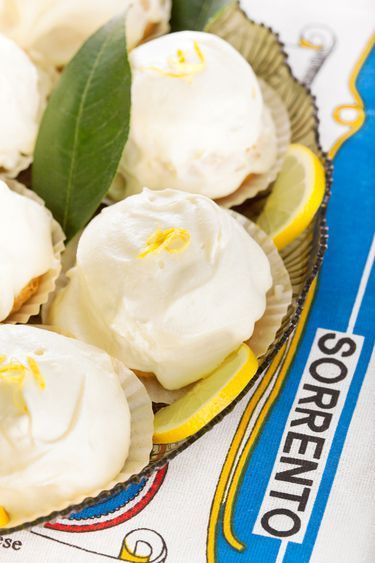 Sponge Cake Filling, Easy Starters, Dessert Items, Sorrento Italy, Italy Travel Guide, Summer Entertaining, Lemon Desserts, Pastry Shop, Classic Dishes