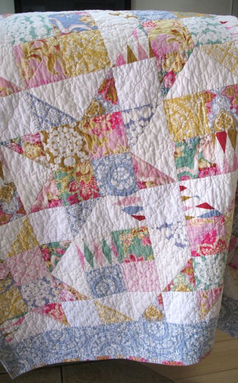 Embroidery Squares Quilt, Vintage Quilt Designs, Charm Pack Quilt Ideas, Old Quilt Patterns, Pastel Quilts, Tilda Quilts, Vintage Quilt Patterns, Kollage Konst, Teen Quilts