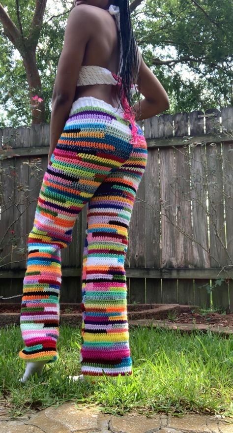 #crochet #crochetdesign Crochet Scrap Yarn Pants, Crochet Trousers, Crochet Pant, Crochet Pants Pattern, Crochet Waistband, Pants Pattern Free, Crochet Sets, Crochet Jumpsuits, Scrap Yarn Crochet