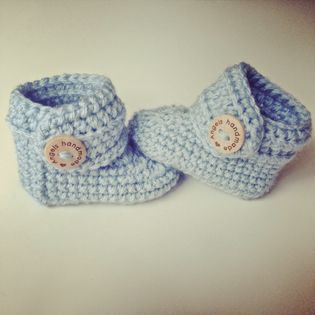 Een gratis Nederlands haakpatroon van Babyslofjes. Wil jij ook leuke babyslofjes haken? Lees dan verder over het haakpatroon op haakinformatie.nl Baby Uggs, Diy Bebe, Fashion Baby Girl Outfits, Haken Baby, Crochet Booties, Crochet Baby Shoes, Baby Diy, Crochet Motifs, Crochet Baby Booties