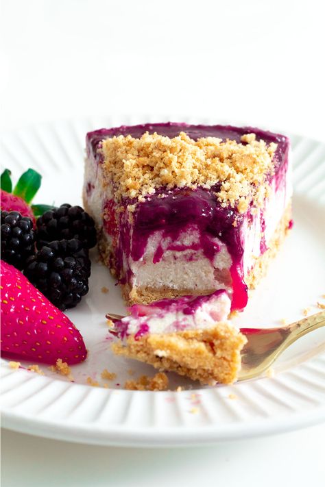 Vegan no-bake berry cheesecake Wild Berry Cheesecake, Boysenberry Cheesecake, Berry Coulis, How To Become Vegan, Berry Cheesecake, Buttery Biscuits, Digestive Biscuits, Vegan Cream Cheese, Baking Tins