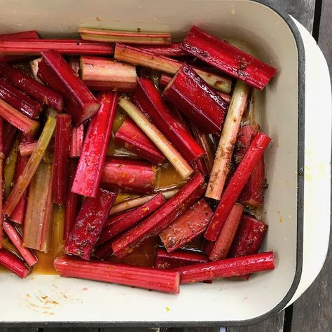 Roasted Rhubarb with orange Roasted Rhubarb, Rhubarb Crumble, Rhubarb Cake, Baking With Honey, Rhubarb Recipes, Summer Dessert Recipes, Cook Up A Storm, Quick Weeknight Dinners, Roasted Meat