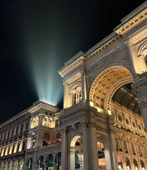 Milan At Night Aesthetic, Milan Clubbing, Milan At Night, Milano Italy Aesthetic, Milan Aesthetic Night, Milan Lifestyle, Milan Italy Outfit, Milan Nightlife, Milan Italy Aesthetic