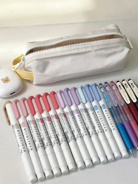 Aesthetic Highliters, Highliters School Aesthetic, Highliters School, Studying Stationary, Pretty School Supplies, Stationery Obsession, Expensive Things, Cute Stationary School Supplies, School Bag Essentials