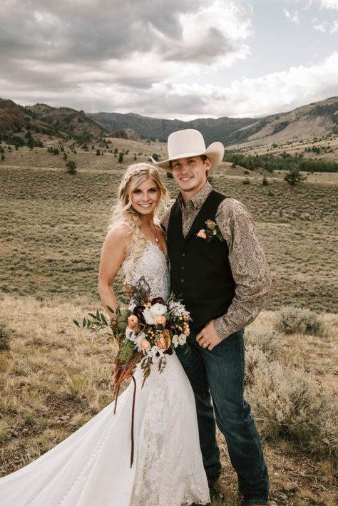 Wedding Vest Western, Western Weddings Wedding Ceremony Decor, Western Wedding Vest, Western Wedding Party Attire, Western Mens Wedding Attire, Western Style Wedding Dresses, Small Country Wedding, Western Wedding Groom, Western Groomsmen