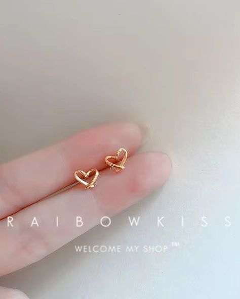 Butterfly Studs Earrings, Heart-shaped Cartilage Earrings For Gift, Tiny Dainty Butterfly Earrings, Gold Butterfly Earrings Studs, Butterfly Tragus Earring, Gold Butterfly-shaped Pierced Earrings, Minimalist Ear Piercings, Ear Piercings Tragus, Butterfly Earrings Gold