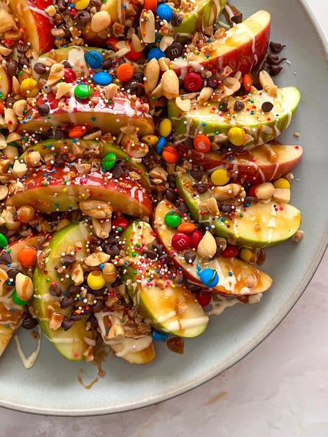 Caramel Apple Nachos Recipe Carmel Apples Nachos, Caramel Apple Smores, Salty Snack Ideas For Party, Candy Apple Nachos, Carmel Apple Nachos Sheet Pan, Caramel Apple Display, Apple Nachos Bar, Apple Nachos Healthy, Caramel Apple Bark