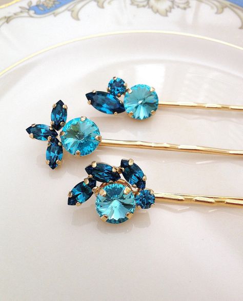 Set of 3 bobby pins embellished with gorgeous crystals in medium and rich teal. Gold metal finish. 3 inches long. Teal Accessories Outfit, Diy Bridal Hair, Teal Jewelry, Crystal Cluster Earrings, Swarovski Crystal Drop Earrings, Teal Hair, Crystal Teardrop Earrings, Beautiful Hair Accessories, Prom Accessories